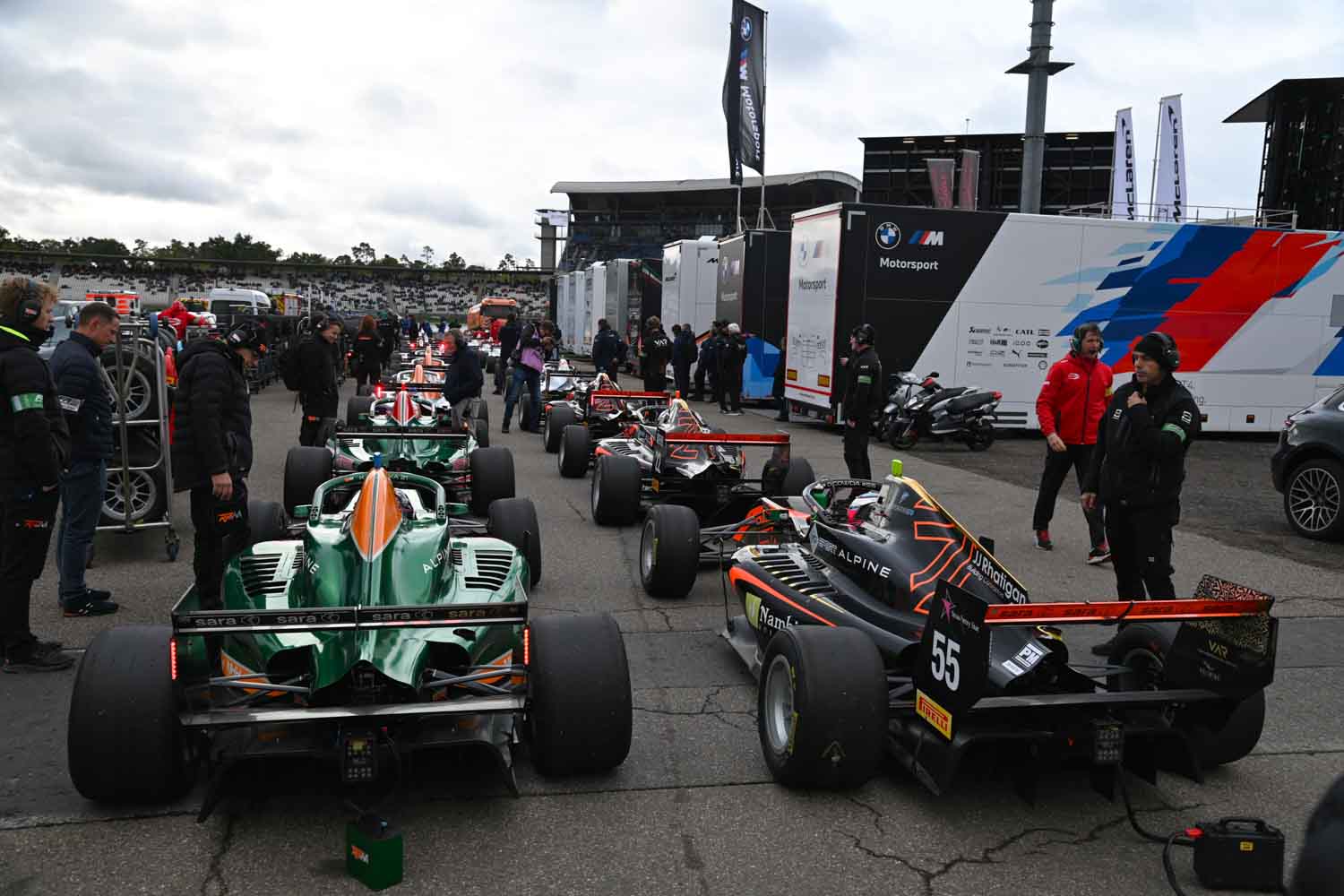 母親の気分⁉︎ F1パイロットを目指して修行中の若い日本人ドライバー