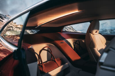 BMWコンセプト・スピードトップ：ルーフライナーのキャビン側に間接照明を配置。夜間走行時には穏やかな光が室内を包み込む