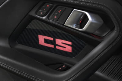 BMW M2 CS：専用CSロゴ・イルミネーションにドライビングプレジャーは高まる