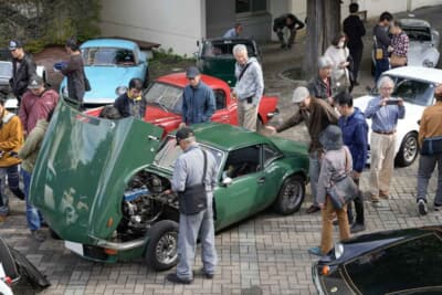 エントラントと見学客のコミュニケーション。質問や写真撮影に応える参加者が見られる