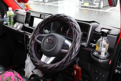 ダイハツ アトレーワゴン:各パネル類も赤と黒にきっちり塗り分け、インテリアを華やかに演出する