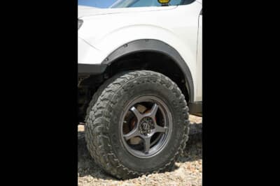 スバル フォレスター：ホイールはA-TECH シュナイダーAS-05 16x7J +48。これに50mmスペーサーを組み合わせている。タイヤはTOYO OPEN COUNTRY M/T 235/85R16。5インチアップしたことで、直径800mmをオーバーする大径サイズのタイヤをようやく装着することができた