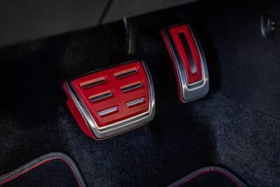 フォルクスワーゲン・ゴルフGTI エディション50:コクピットの見えにくいペダルにも専用のレッドスポーツペダルを配置