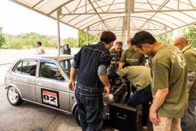 予選走行直前までマシン各部のチェックに余念がない