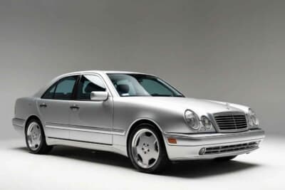 6万4400ドル(邦貨換算約948万円)で落札されたメルセデス・ベンツ「E55 AMG」(C)Courtesy of Broad Arrow