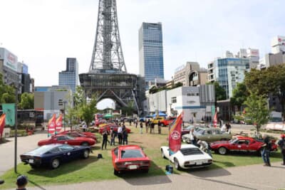 「トリノ生まれのクルマたち」「トリノデザインのクルマたち」といったコンクールデレガンスのクルマが並んだ芝生エリア