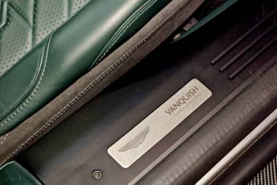 アストンマーティン ヴァンキッシュ:サイドシルにはスカッフプレートが配置される