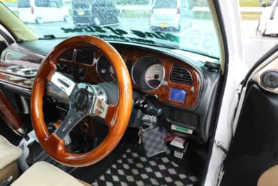 ダイハツ ミラジーノ：基本的に純正スタイルのまま、ウッド調で質感を高めた装飾に加え、バイザーモニター、小型モニターを追加する程度のカスタムに留めている