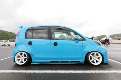 ホンダ ライフ:真っ白な5本スポークホイールの奥には6ポットキャリパーも確認できる