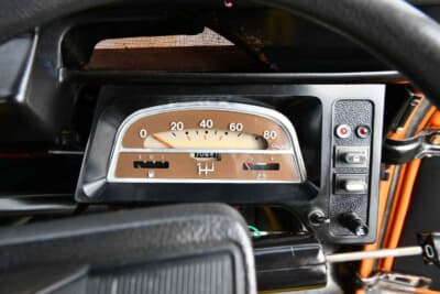 2万5000ポンド〜3万5000ポンド(邦貨換算約507万円〜約710万円)で現在も販売中のシトロエン「2CV6」(C)Bonhams