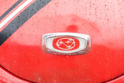 スバル 360 ヤングSS:フロントボンネットには小型のエンブレムを装着する