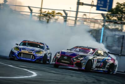 上野高広選手とツインドリフトを決める藤野 秀之選手(左)