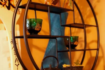 趣のあるシンプルな飾り棚が非日常感を高める。隅々までセンスが行き 届く