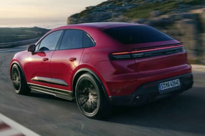 ポルシェ・マカンGTS：一文字のライトストリップと3Dライトグラフィックスを備えたティンテッドLEDテールライトがスポーティな印象を強調