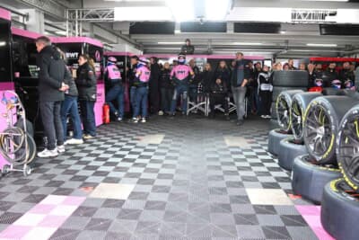 シリーズチャンピオン候補のルーカス・アウワー選手のレース中のピットの様子