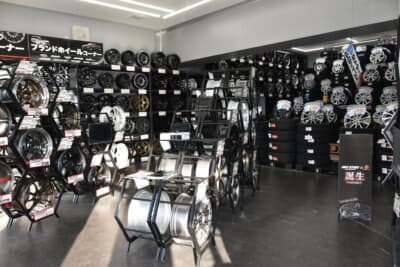 店舗に入るとすぐに、大量のホイール展示が出迎えてくれる