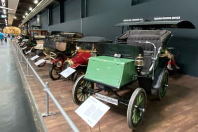 このジンスハイムはクラシッククルマの展示もとてつもなく多いです。歩きやすい靴で来場されることをお勧めします