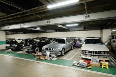 松戸駅前地下駐車場が2日間クラシックカー博物館へ様変わり国内外の名車120台が並ぶ
