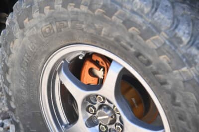 スバル フォレスター：前後のロアアームと同色のオレンジ色に、ブレーキキャリパーを塗装している