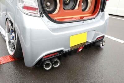 スズキ ワゴンRスティングレー:リアバンパーはエイムゲイン製をベースに4本出しマフラーに合わせてワンオフ加工を施した