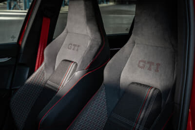 フォルクスワーゲン・ゴルフGTI エディション50:伝統のチェック柄スポーツシートに赤のシートベルト