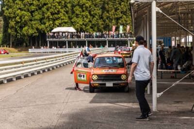 ドライバー交代やピット作業などを行うため、クルーは常に大忙しだ