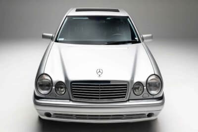 6万4400ドル(邦貨換算約948万円)で落札されたメルセデス・ベンツ「E55 AMG」(C)Courtesy of Broad Arrow