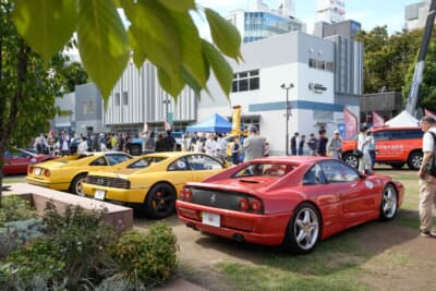 「トリノデザインのクルマたち」といったコンクールデレガンスのクルマが並んだ芝生エリア