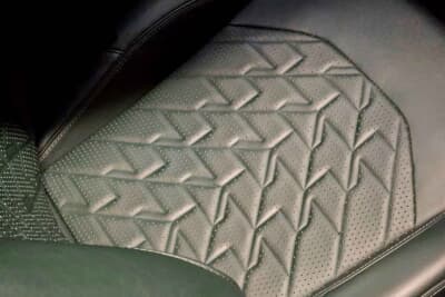 アストンマーティン ヴァンキッシュ:独自のキルトとパーフォレーションデザインを採用