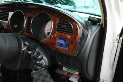 ダイハツ ミラジーノ：基本的に純正スタイルのまま、ウッド調で質感を高めた装飾に加え、バイザーモニター、小型モニターを追加する程度のカスタムに留めている