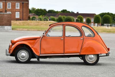 2万5000ポンド〜3万5000ポンド(邦貨換算約507万円〜約710万円)で現在も販売中のシトロエン「2CV6」(C)Bonhams