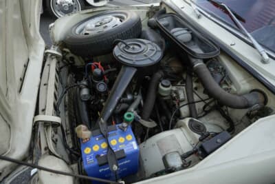 排気量844ccの空冷式水平対向2気筒エンジンを搭載した1968年式 DAF 44。駆動輪は後輪である