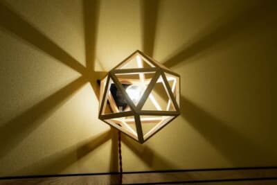 和と洋が交錯するペンダントライト。点灯していないときでもオブジェ として空間にアクセントを添える