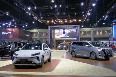 バンコク国際モーターショー2025:BYDブース。BYDとしてはBEV「N7」。同社の高級ブランドDENZAからはPHEVミニバンの「D9」。中国EVメーカーは、ハイブリッド系にも進出している