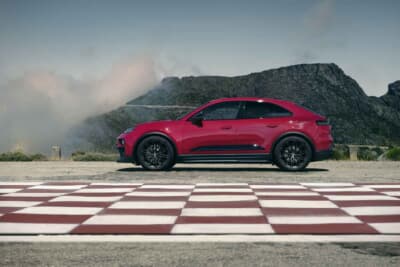 ポルシェ・マカンGTS：ハイグロスブラック仕上げのフロント下部、サイドブレード、サイドウインドウトリムなどがアイコン