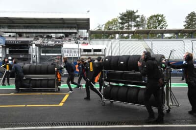 フォーメーションラップで雨が降り始め、本降りになりそうになったため、急遽再びスタートグリッドに並び直します