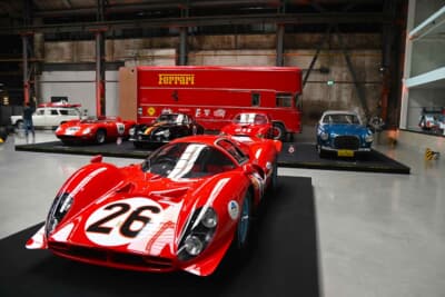 フェラーリ330P4が跳ね馬の名車たちを従えています