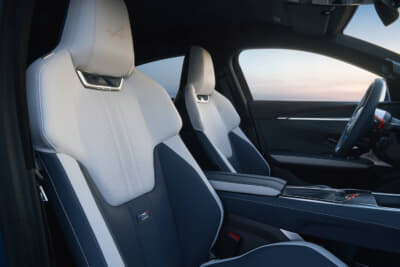 アルピーヌA390GTS:サベルト製ナッパレザー張りでマッサージ機能を備えるスポーツシート