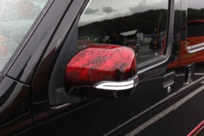 ダイハツ アトレーワゴン:いたるところに赤をアクセントとして取り入れている