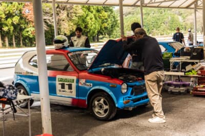 予選走行直前までマシン各部のチェックに余念がない