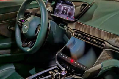 アストンマーティン ヴァンキッシュ:ダッシュボード中央には、次世代型インハウス インフォテインメント システムを採用