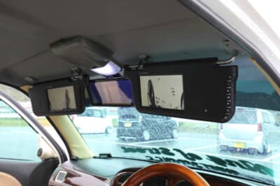 ダイハツ ミラジーノ：基本的に純正スタイルのまま、ウッド調で質感を高めた装飾に加え、バイザーモニター、小型モニターを追加する程度のカスタムに留めている