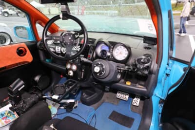 ホンダ ライフ:クイックリリースなど内外装ともに、ドレスアップカーとチューニングカーならではのスポーティ感を演出する仕様として作り込んでいる