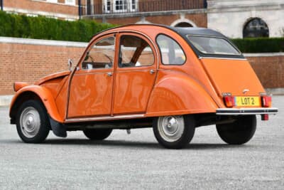 2万5000ポンド〜3万5000ポンド(邦貨換算約507万円〜約710万円)で現在も販売中のシトロエン「2CV6」(C)Bonhams