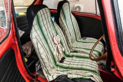 スバル 360 ヤングSS:シートが傷まないようにカバーを被せていた