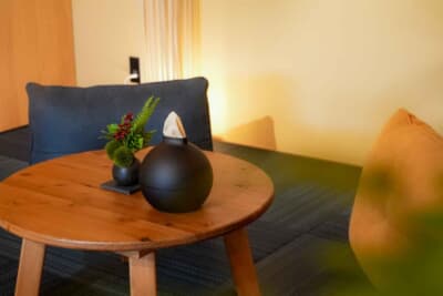 小上がりにはちゃぶ台風の丸型テーブルをセット。オールドスクールな スタイルがビンテージな和の空間にマッチ