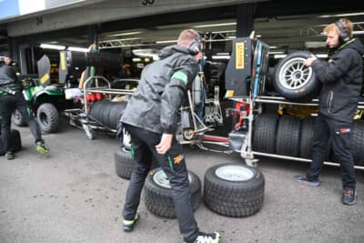 フォーメーションラップ中に雨が降り出したため、大慌てでウェットタイヤを準備