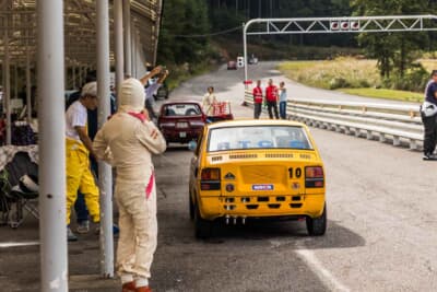 ドライバー交代やピット作業などを行うため、クルーは常に大忙しだ