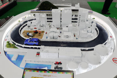 KYBの「スマート道路モニタリングシステム」のイメージを子供にもわかりやすく紹介するための市街地模型。クルマがコースを動くと路面の凹凸でクルマが上下に揺れる