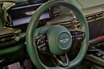 アストンマーティン ヴァンキッシュ:ステアリングリムが平均的な日本人の掌には明らかに太すぎることが気になった……